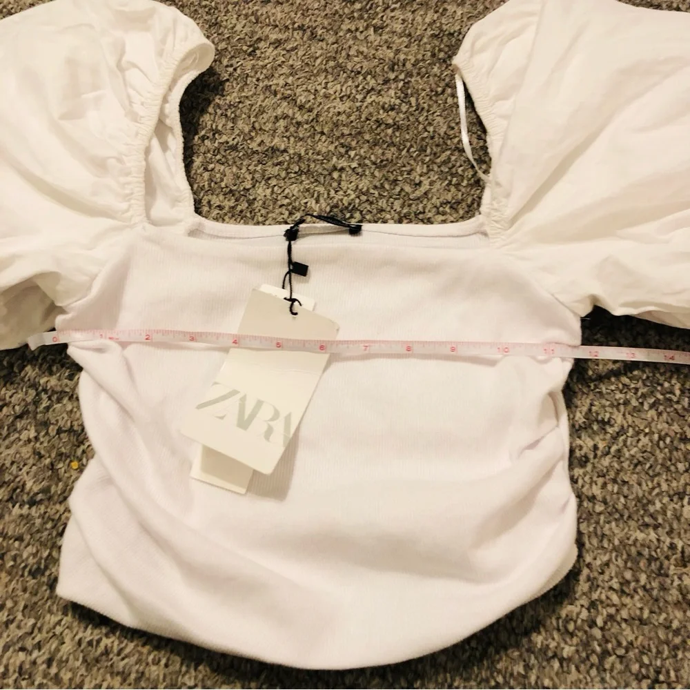 Zara White Crop Blouse with Square Neck and Puff Sleeves Médium